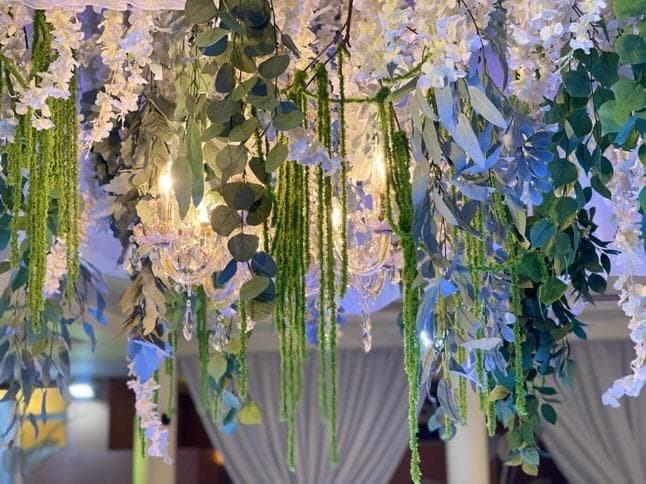 Arranjos florais e iluminação elegante em evento da CS Decor